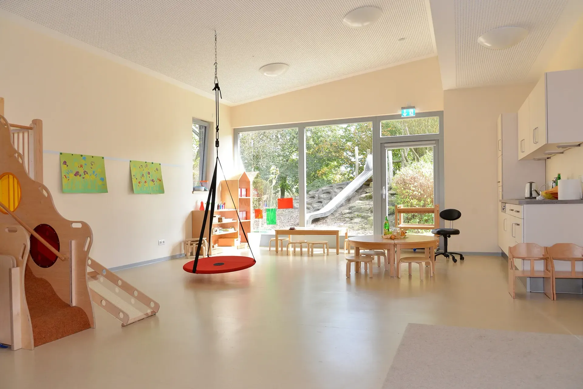 In der Mitte des Raumes steht eine Schaukel.
