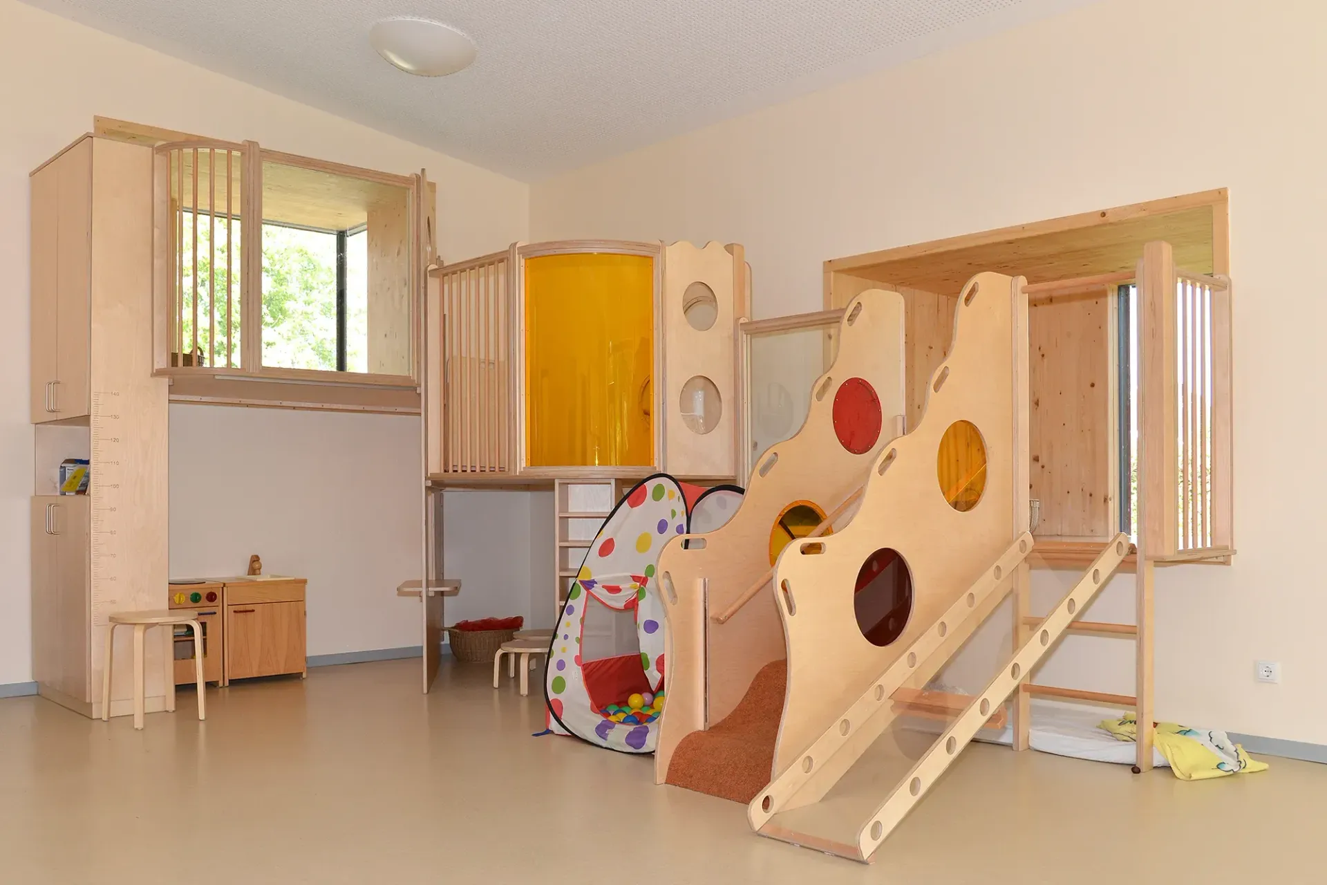 Ein Raum mit Rutsche und Treppe darin