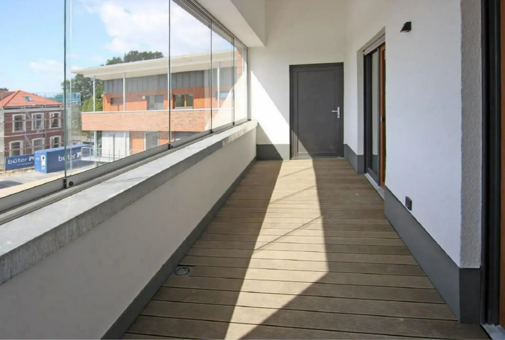 Ein langer Flur mit einem Backsteingebäude im Hintergrund