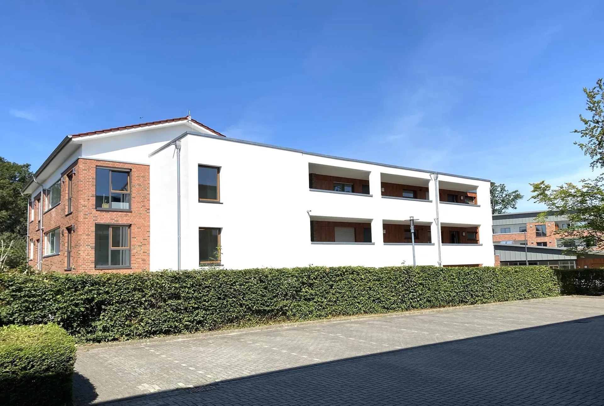 Ein großes weißes Gebäude mit einer roten Backsteinfassade