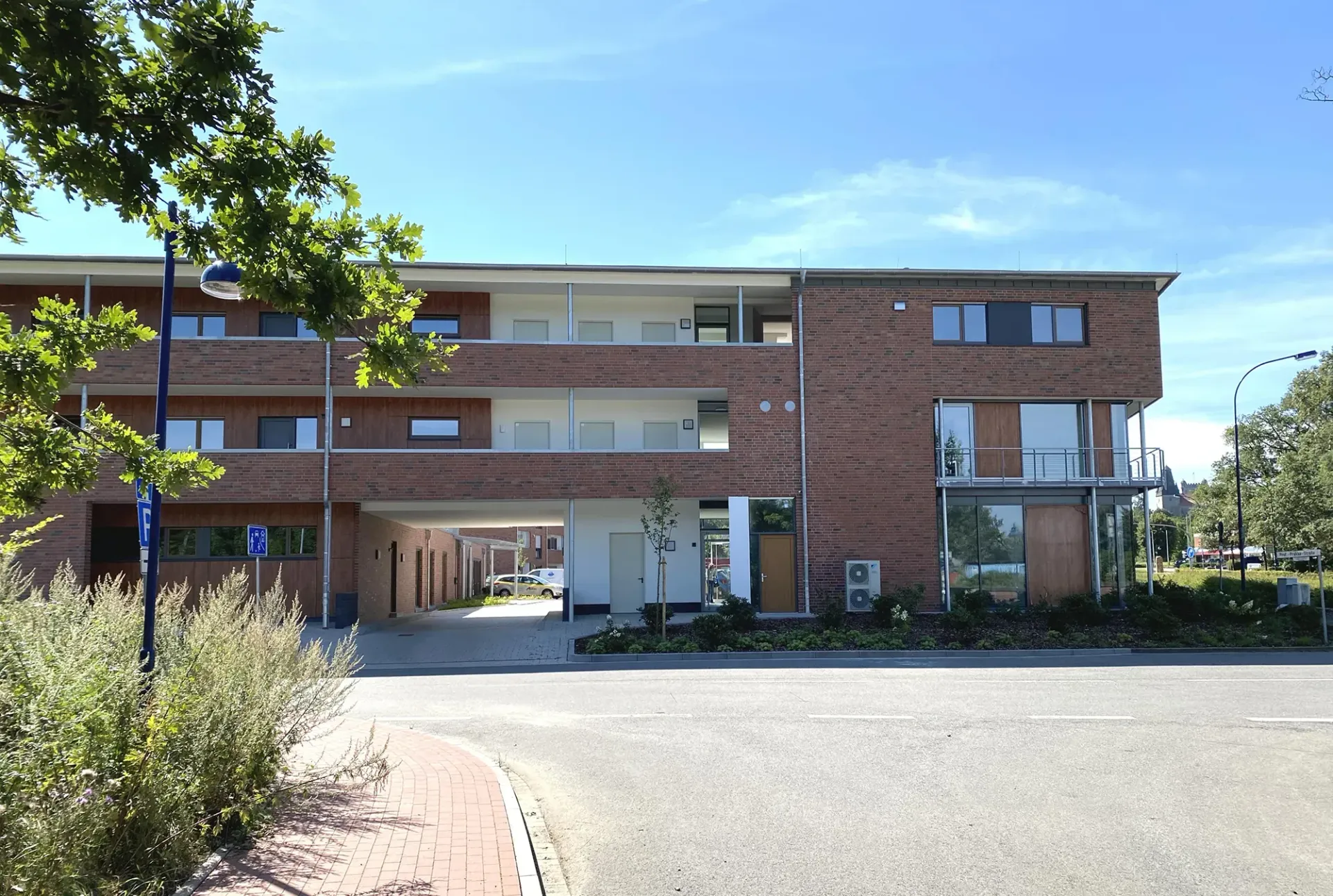 Ein großes Backsteingebäude mit vielen Fenstern