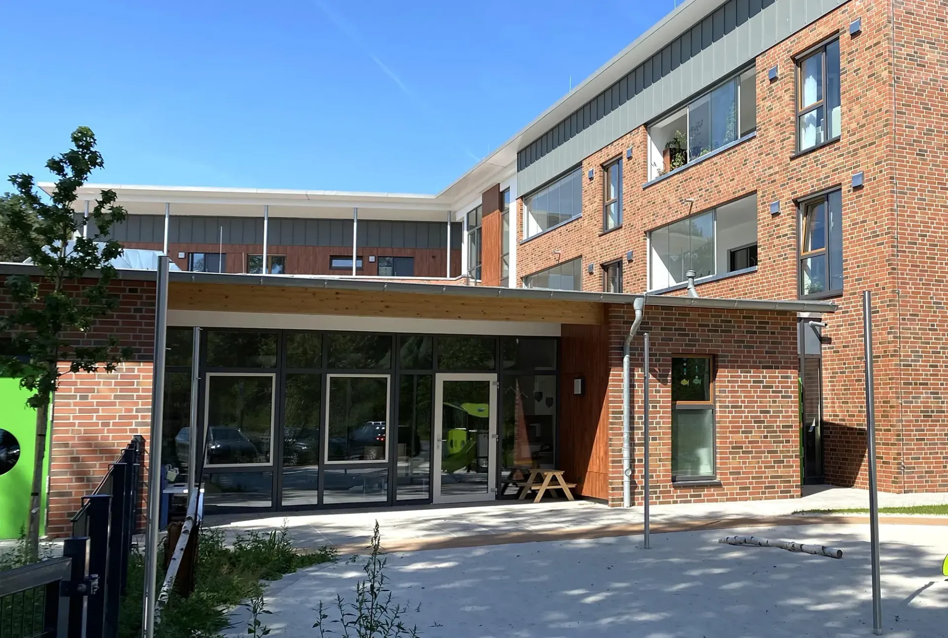 Ein großes Backsteingebäude mit einem Picknicktisch davor