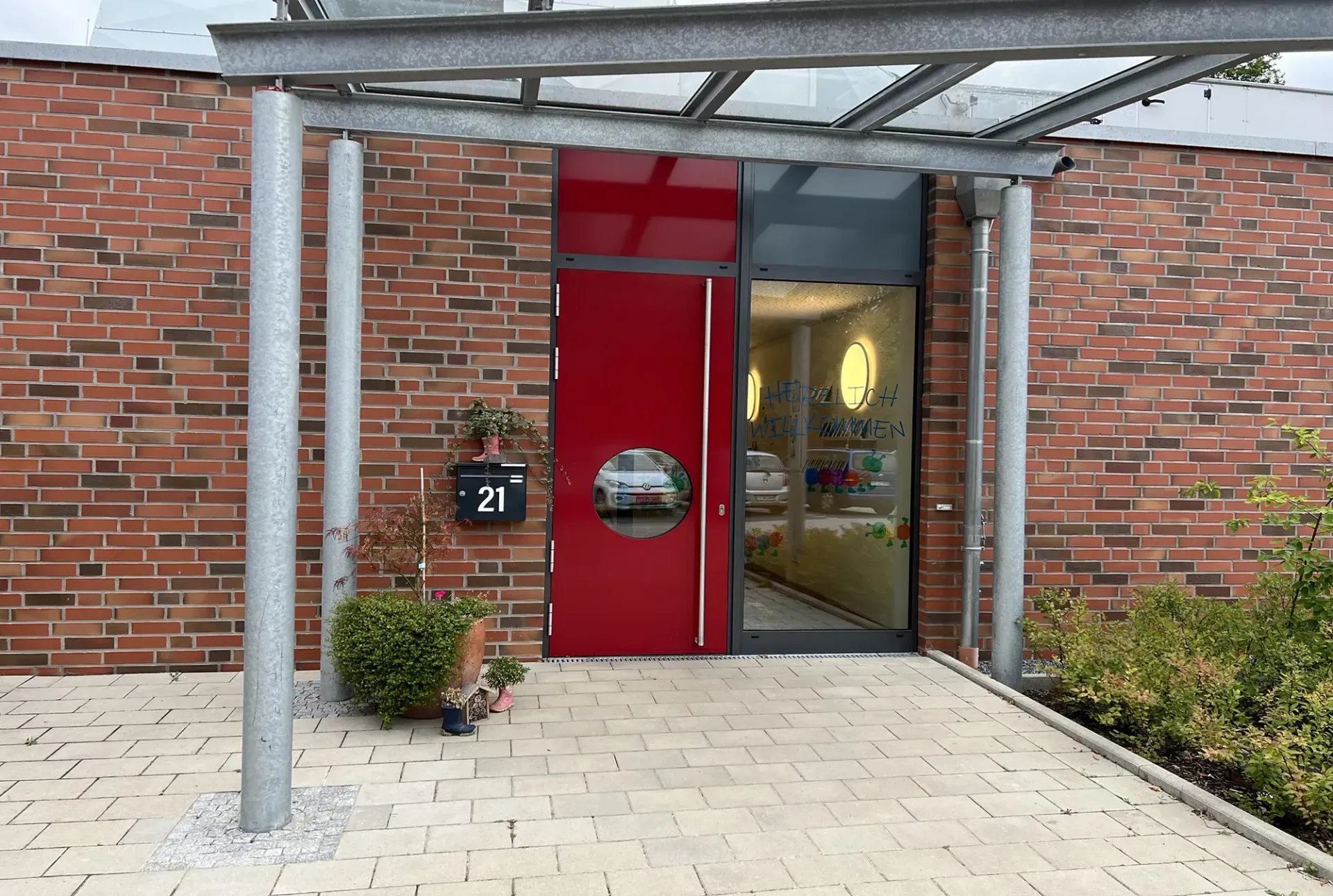 Eine rote Tür mit der Nummer 21 darauf