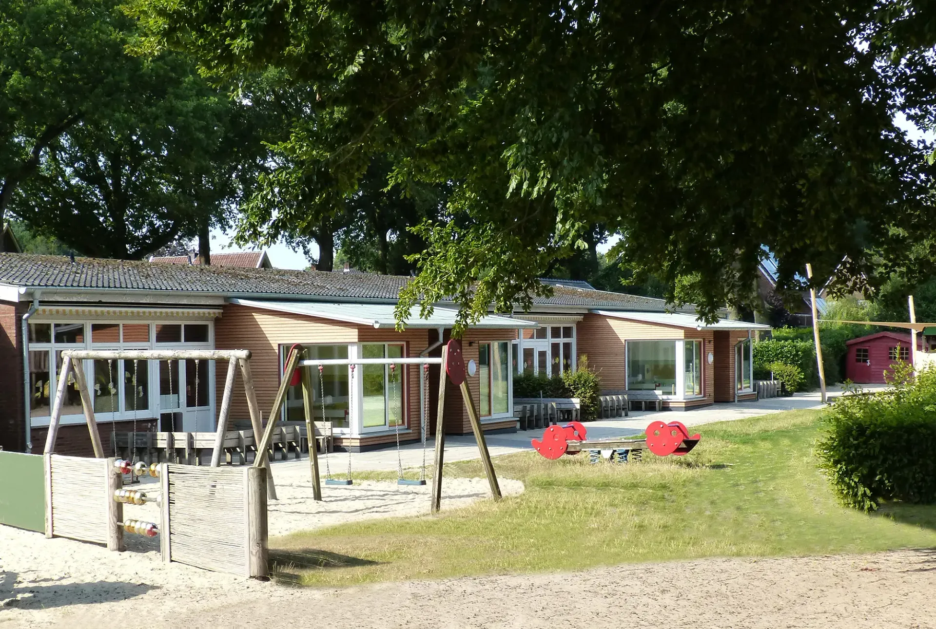 Ein Haus mit einem Spielplatz davor