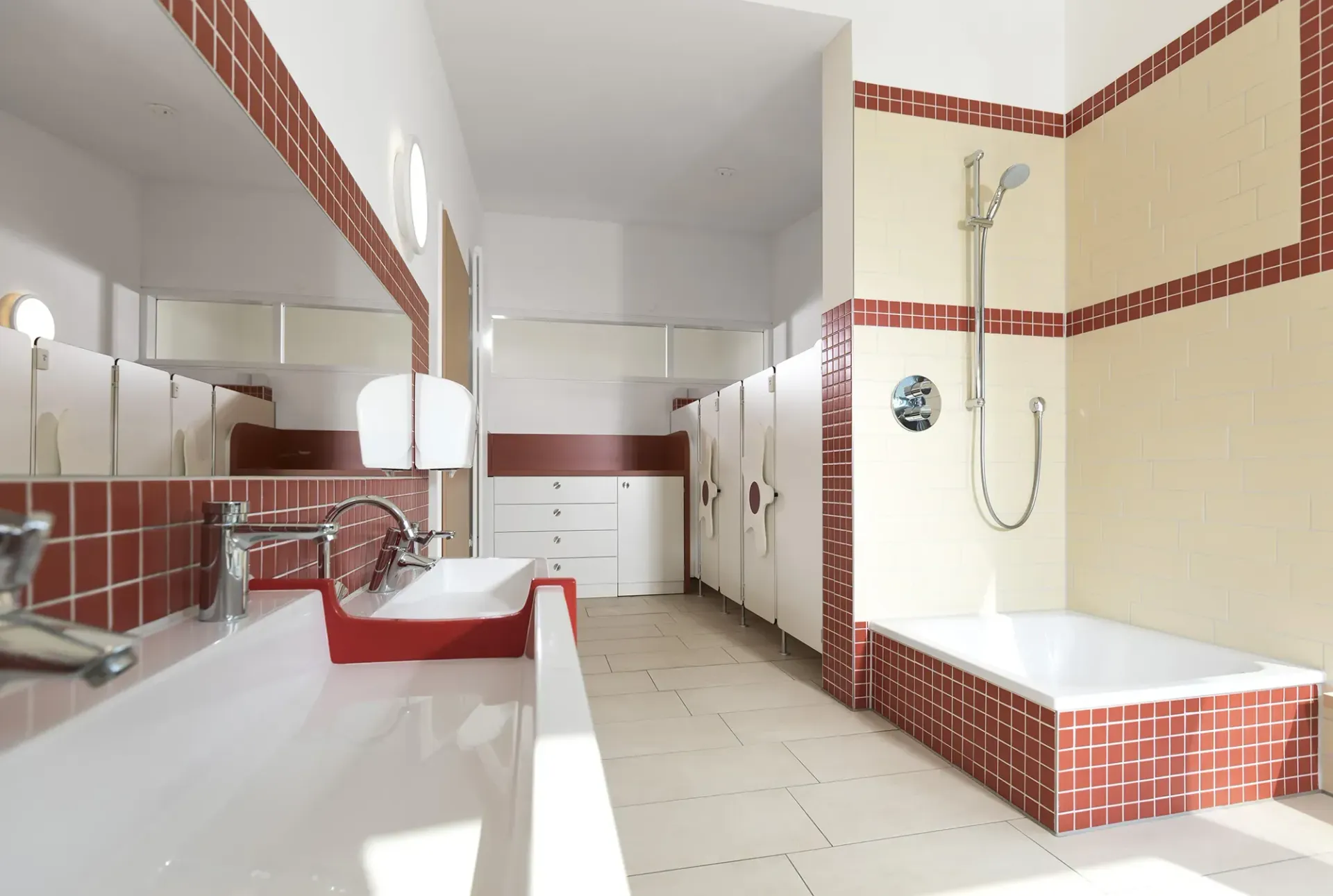 Ein Badezimmer mit Badewanne, Waschbecken, Spiegel und Dusche.