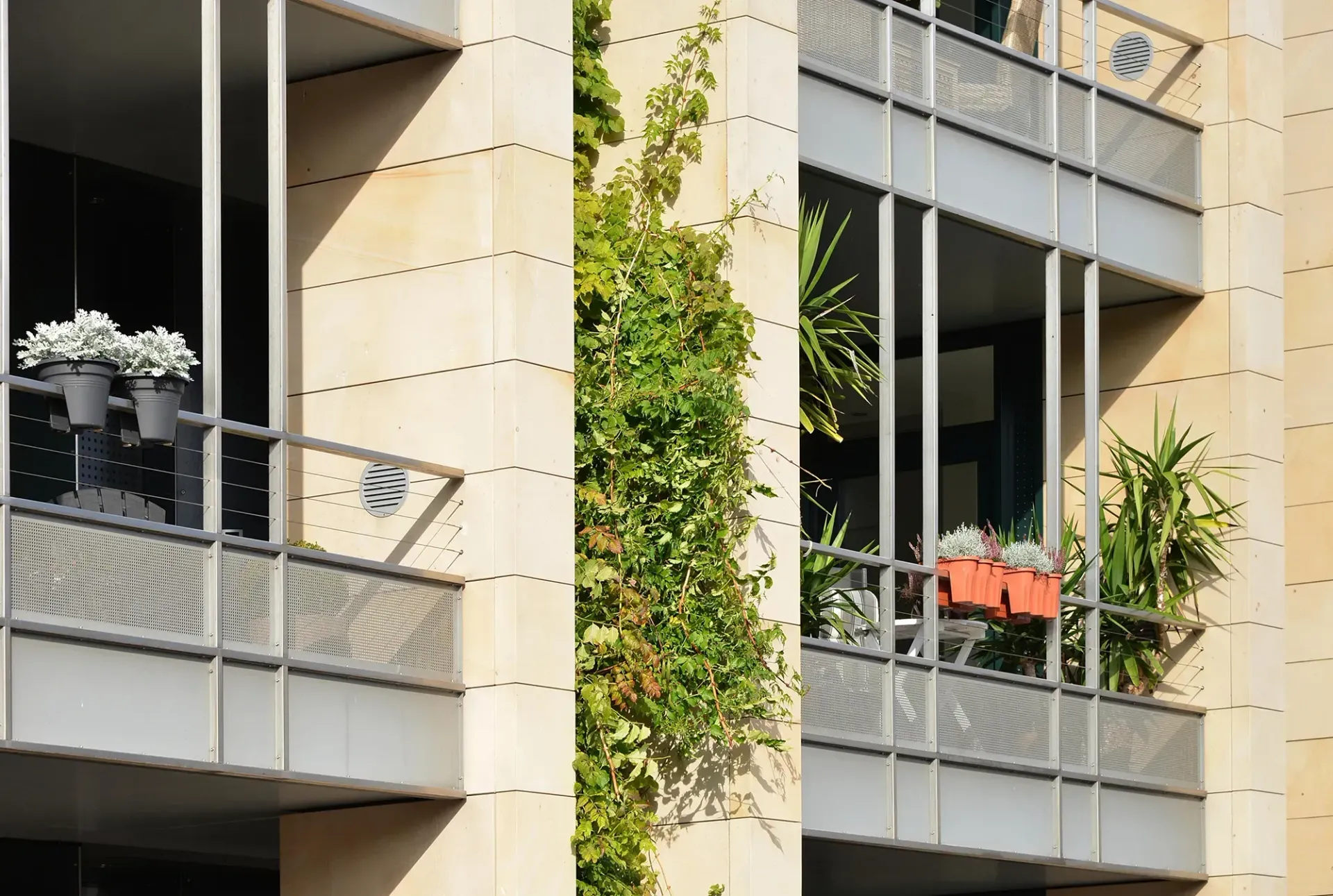 Ein Gebäude mit vielen Fenstern und Balkonen