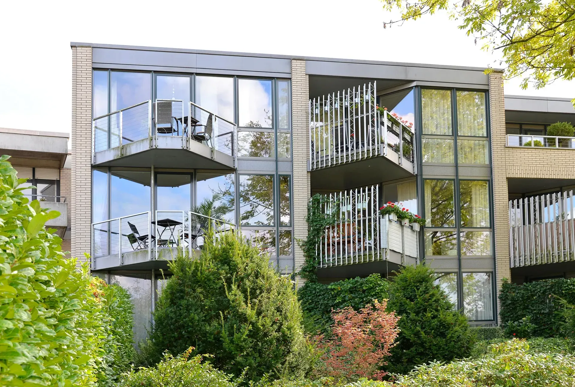 Ein großes Gebäude mit vielen Fenstern und Balkonen