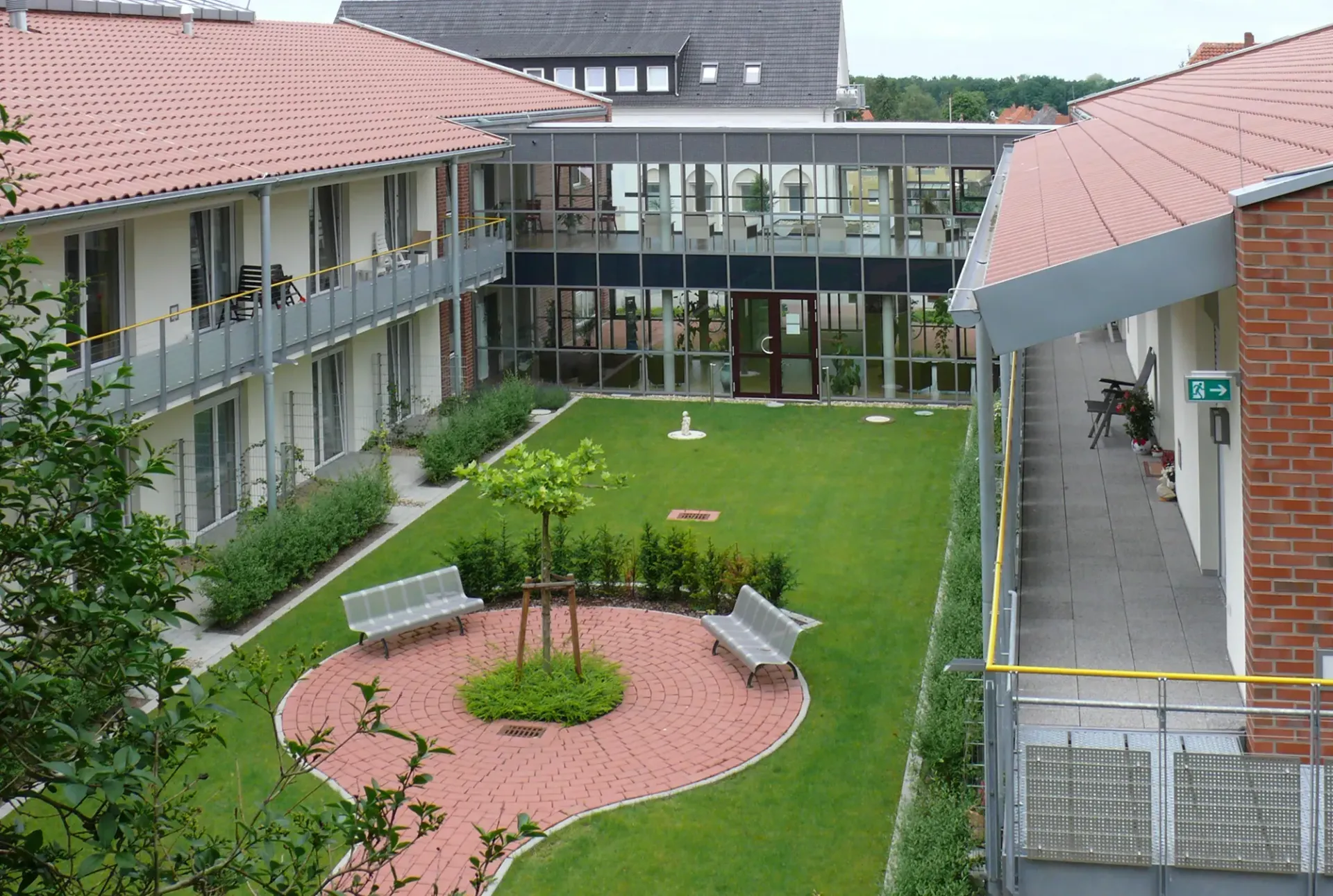 Eine Luftaufnahme eines Innenhofs zwischen zwei Gebäuden