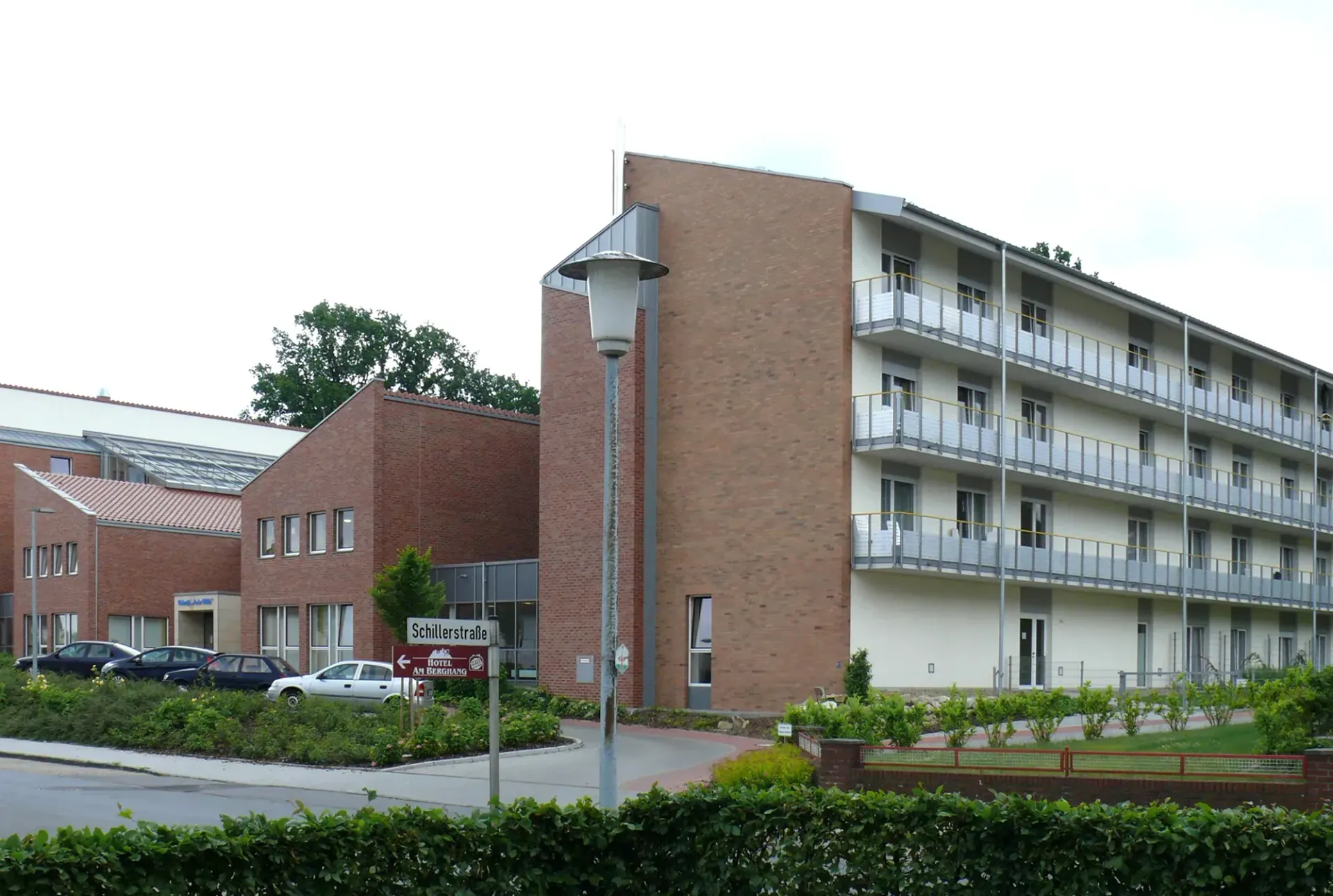 Ein großes Backsteingebäude mit vielen Balkonen