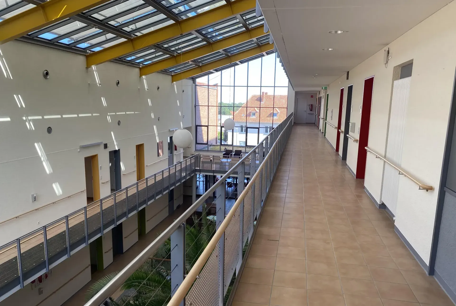 Ein langer Flur in einem Gebäude mit vielen Fenstern