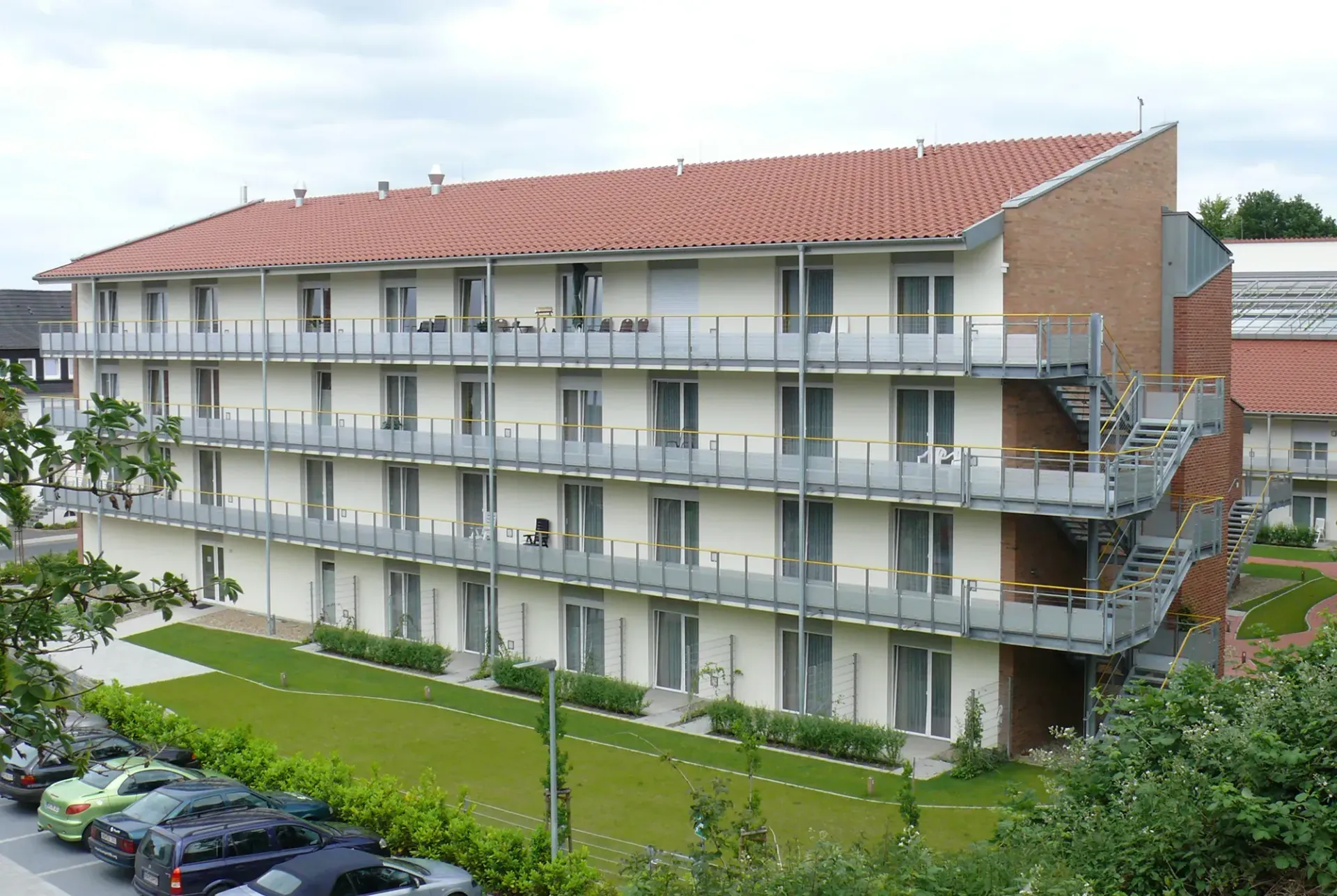 Ein großes Mehrfamilienhaus mit vielen Balkonen und Treppen
