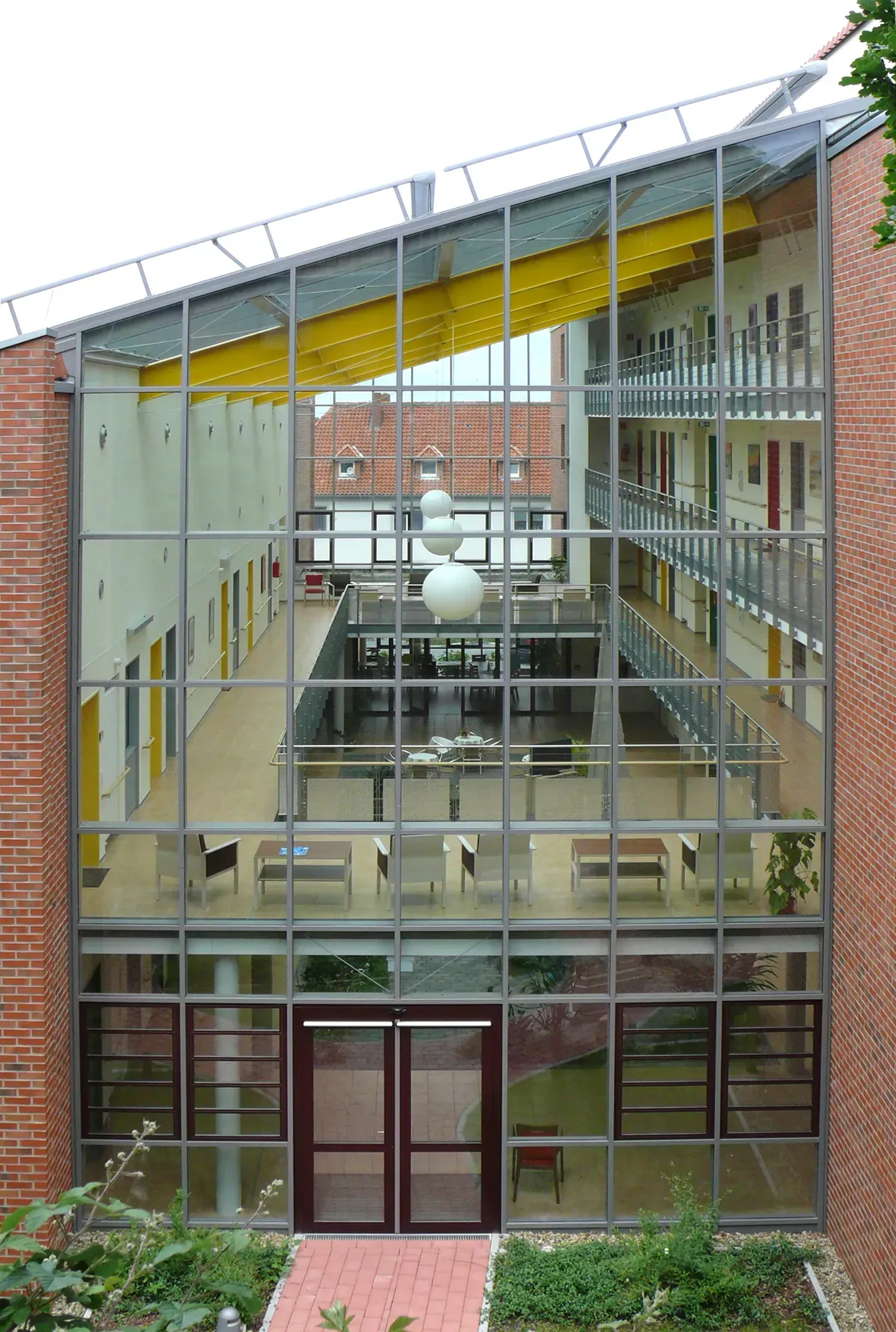 Ein großes Gebäude mit vielen Fenstern und einer Backsteinmauer