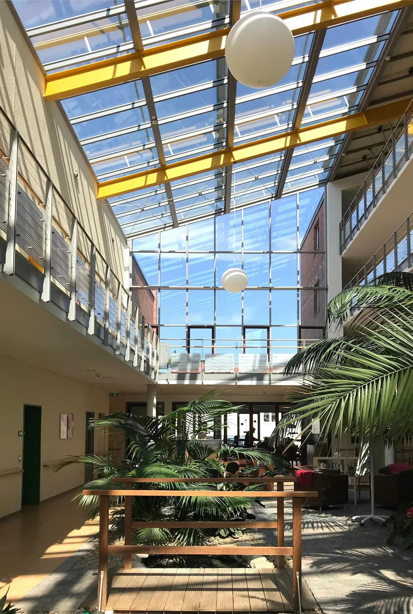 Ein großes Gebäude mit einem Glasdach und vielen Fenstern.