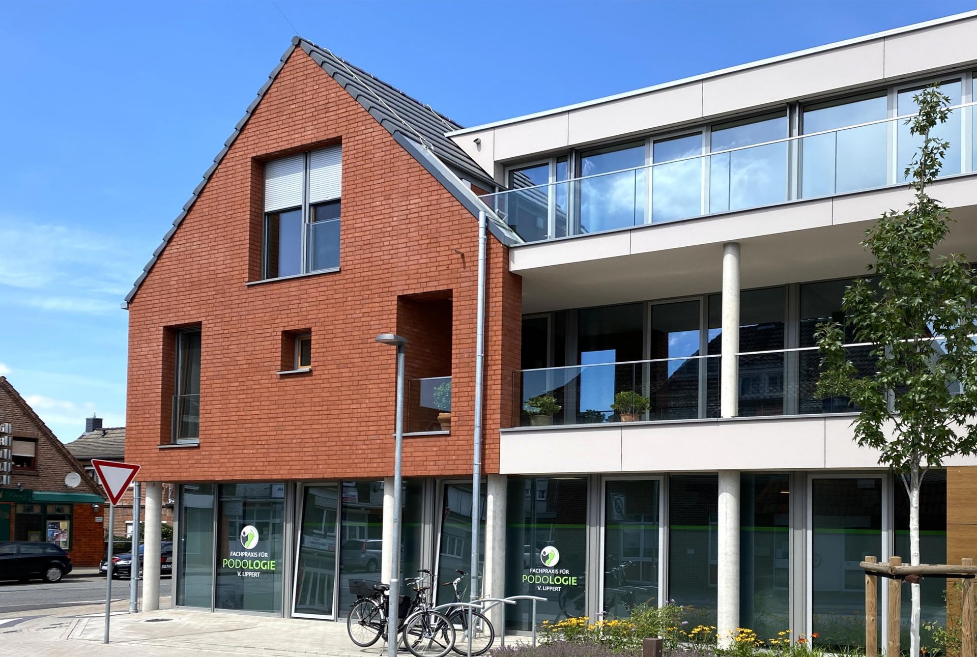 Ein großes Backsteingebäude mit vielen Fenstern