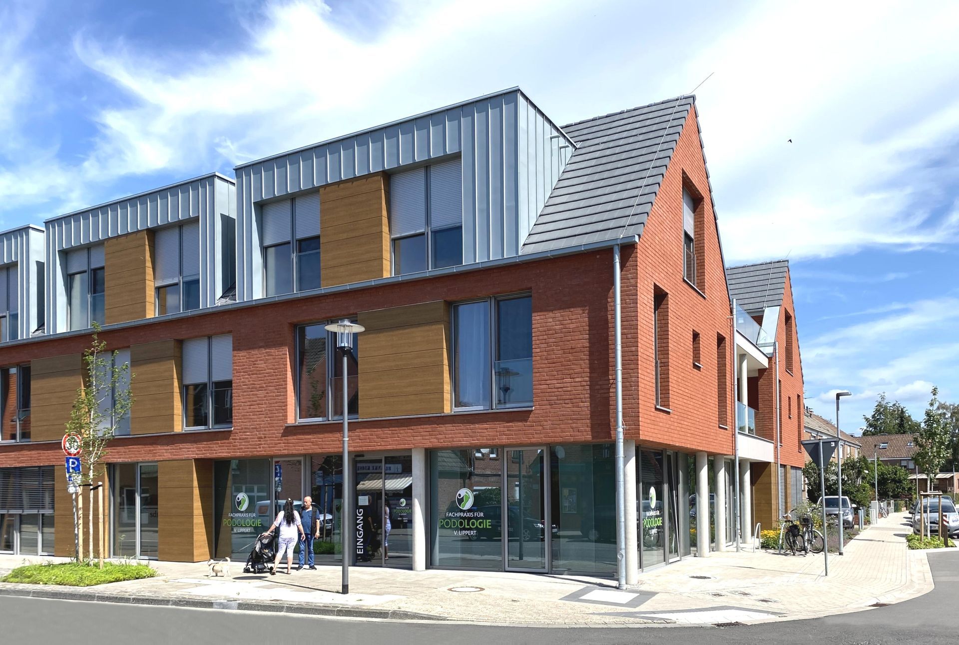 An einer Straßenecke steht ein Backsteingebäude mit Metalldach.