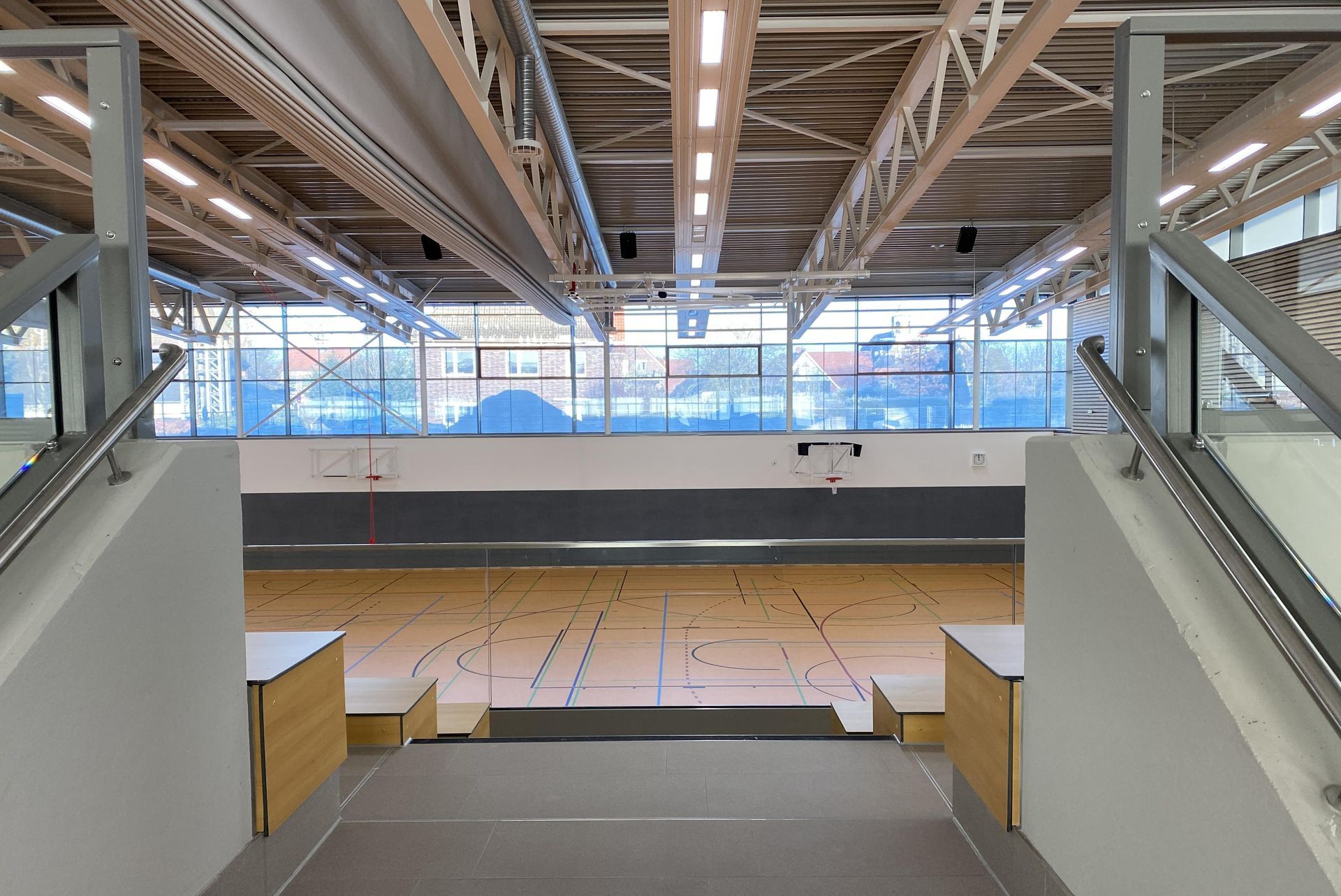 Eine Treppe, die zu einem Basketballplatz in einem Gebäude führt.