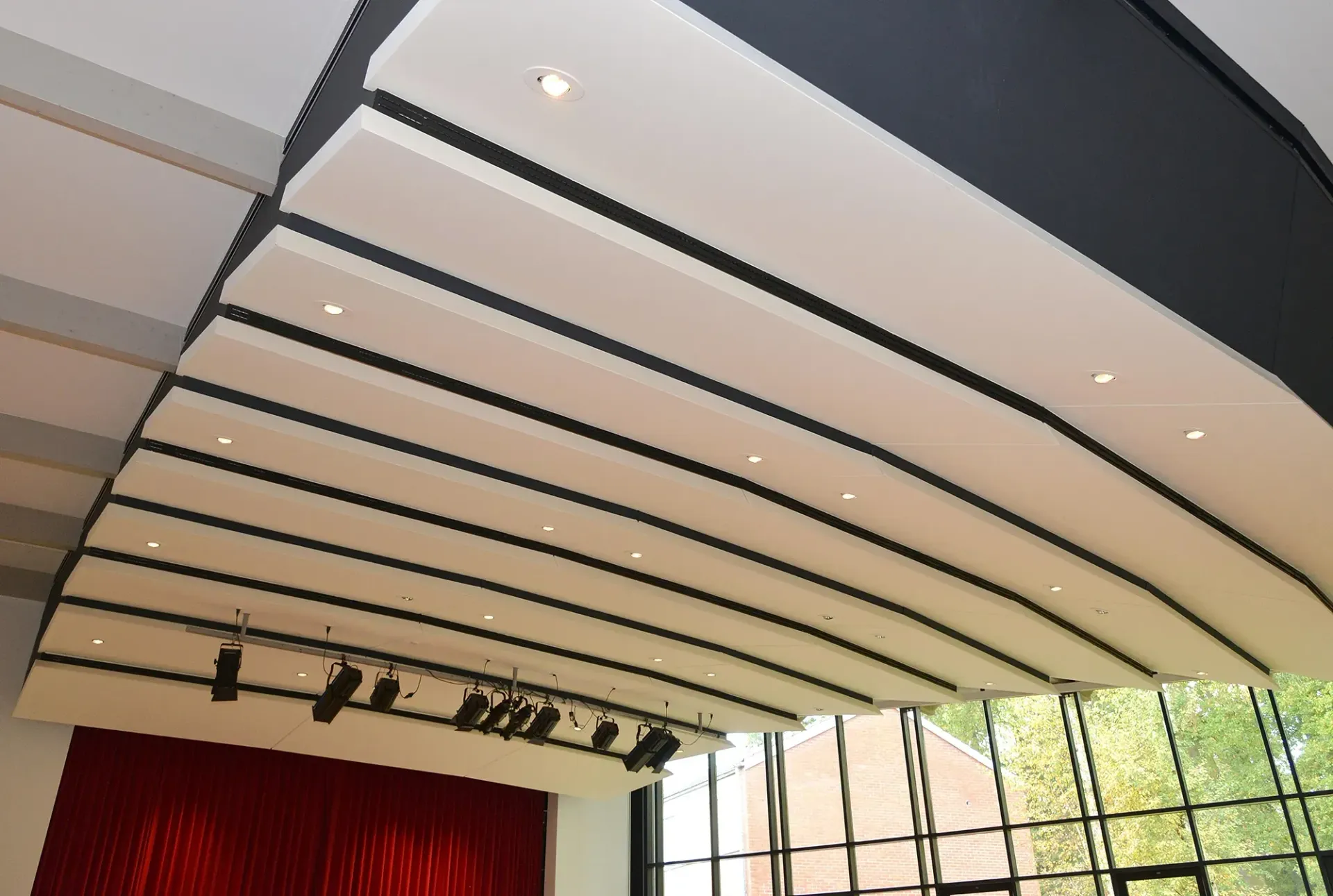 Ein großer Zuschauerraum mit gewölbter Decke und rotem Vorhang