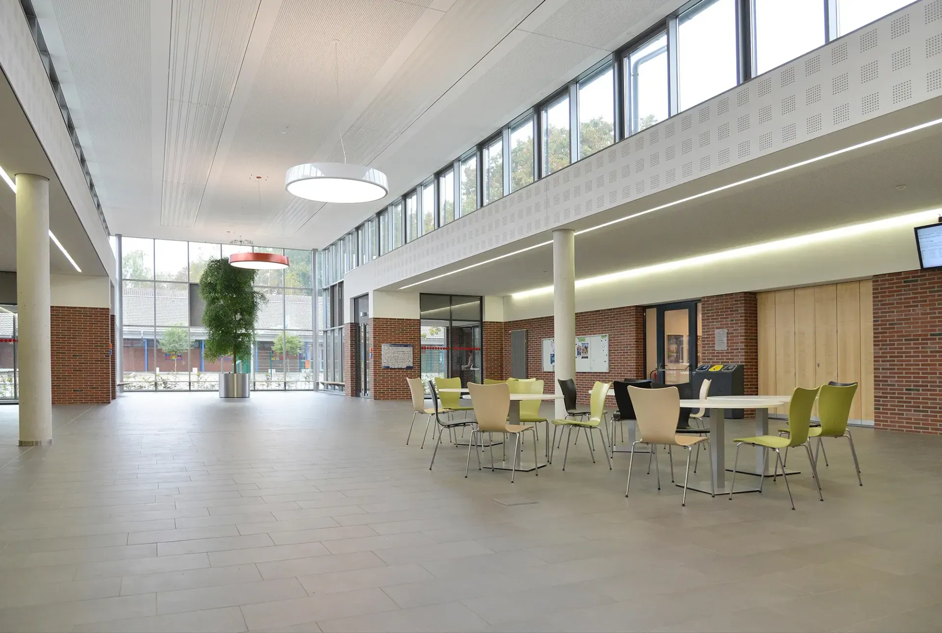 Ein großer Raum mit Tischen und Stühlen
