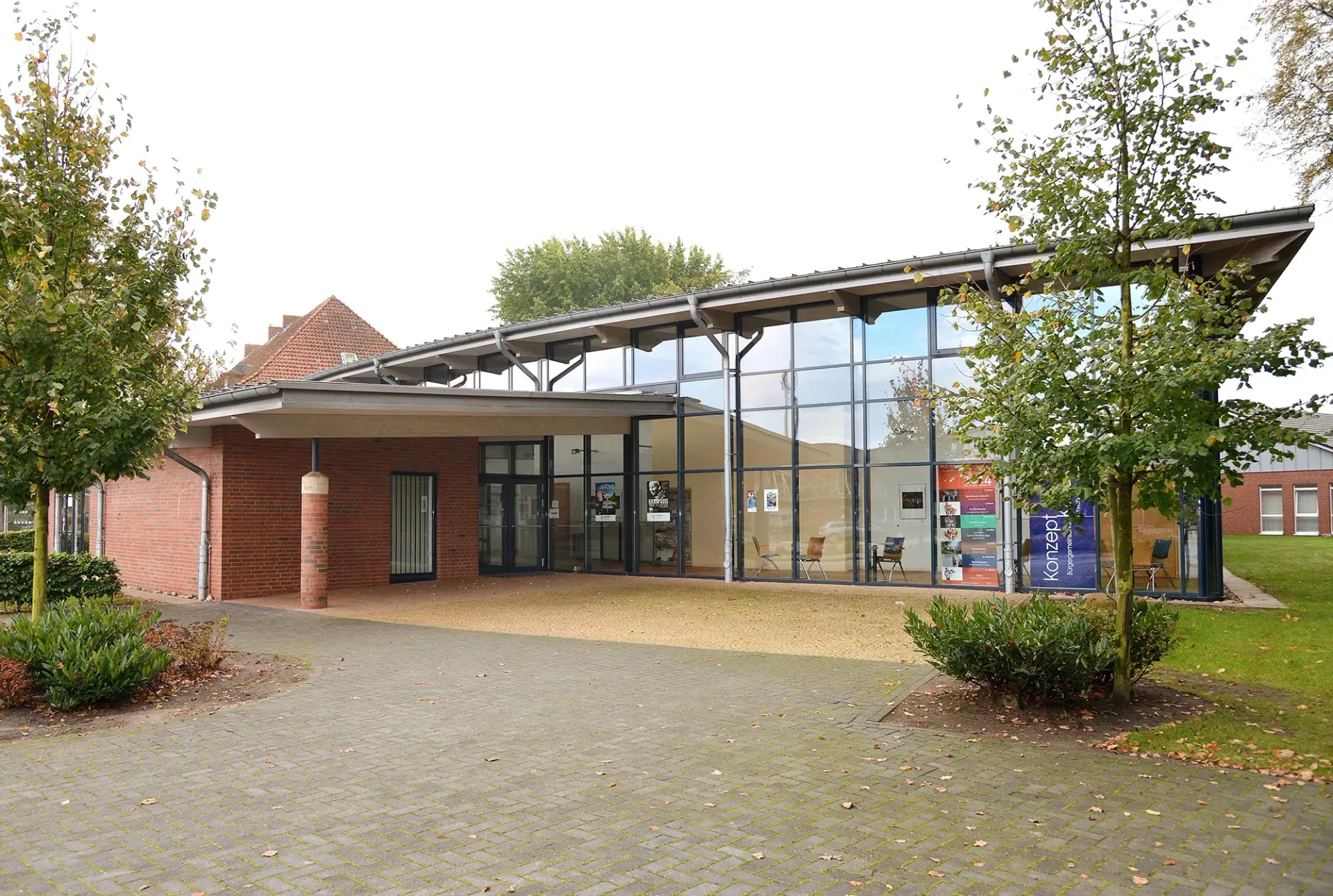 Ein großes Gebäude mit vielen Fenstern und Bäumen davor