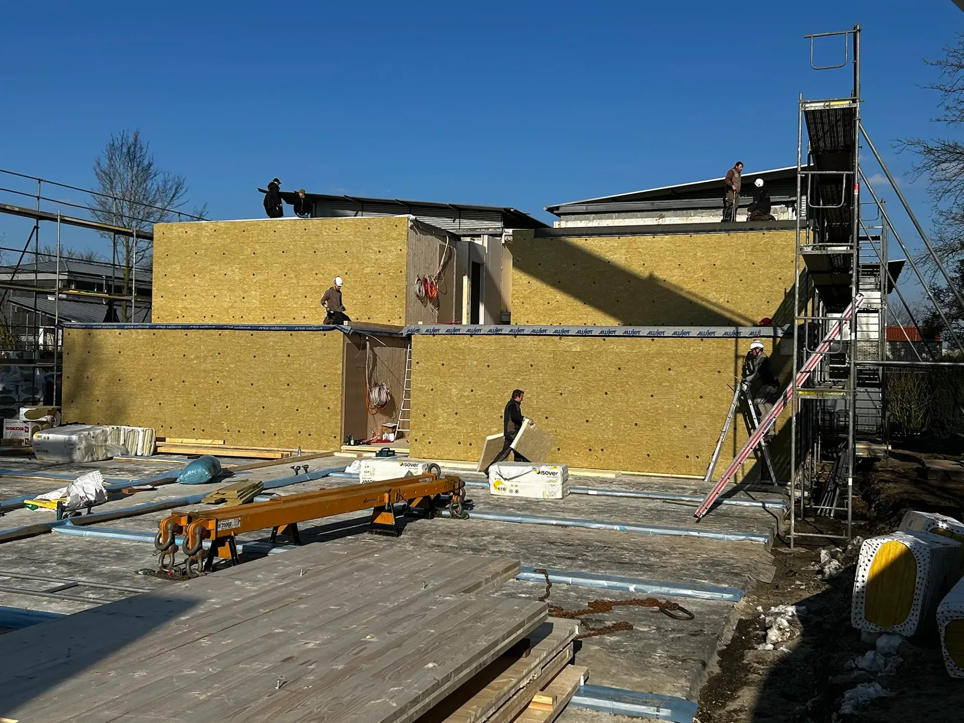 Ein Gebäude wird mit vielen Gerüsten drumherum gebaut