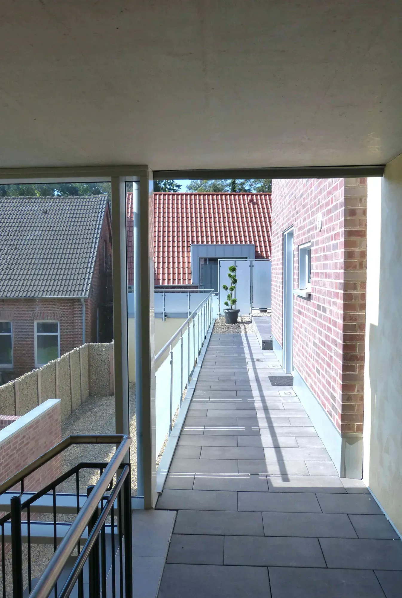 Ein Backsteingebäude mit einem Gehweg, der dorthin führt