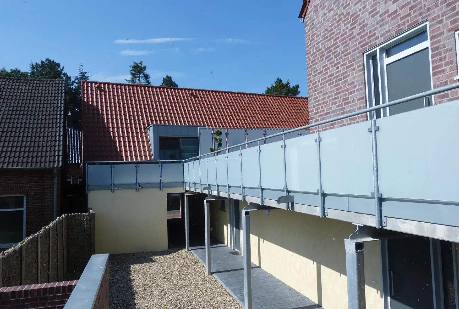 Ein Backsteingebäude mit einem Balkon an der Seite