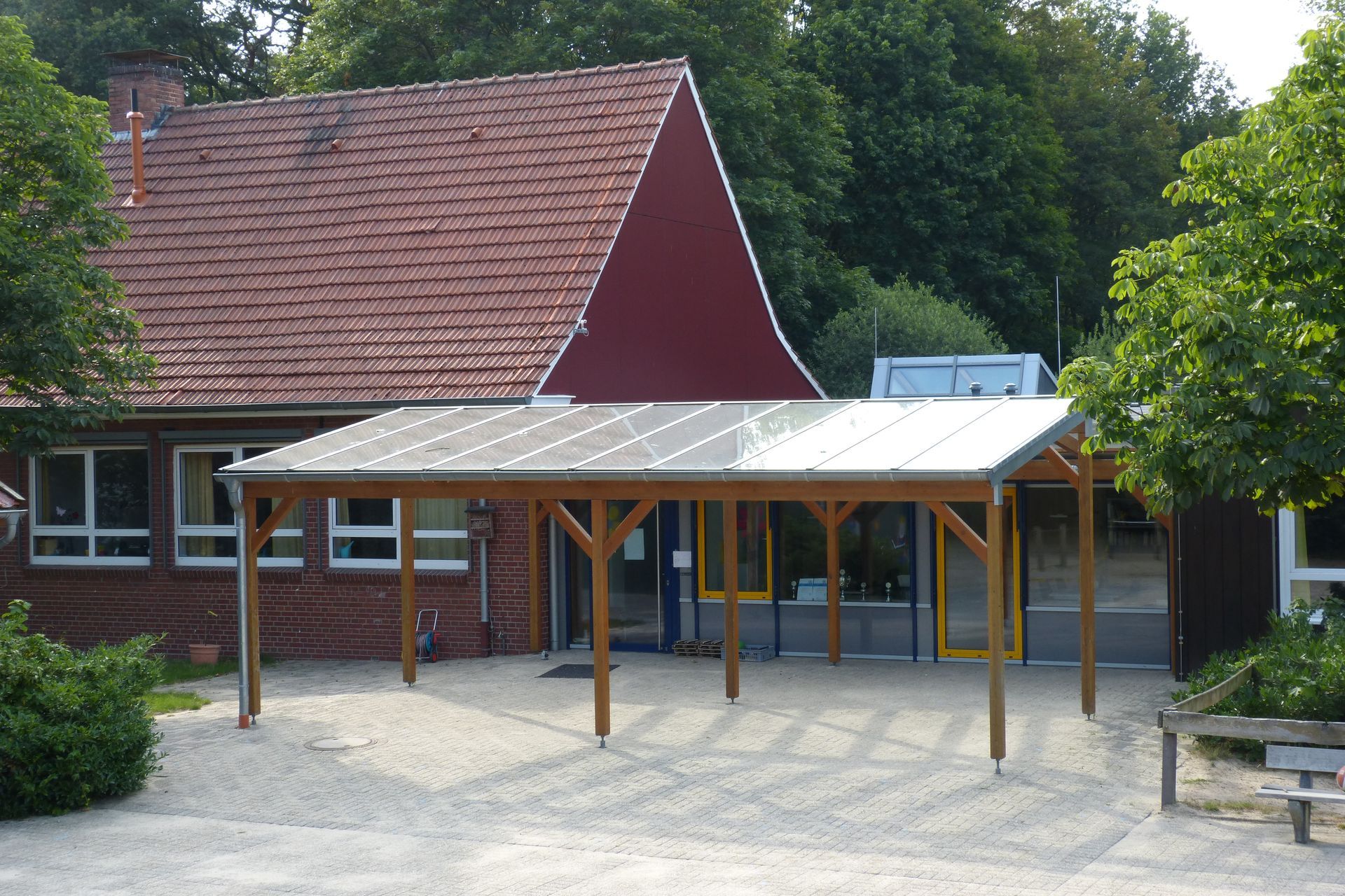 Ein Backsteingebäude mit einem Dach, über dem sich ein Vordach befindet