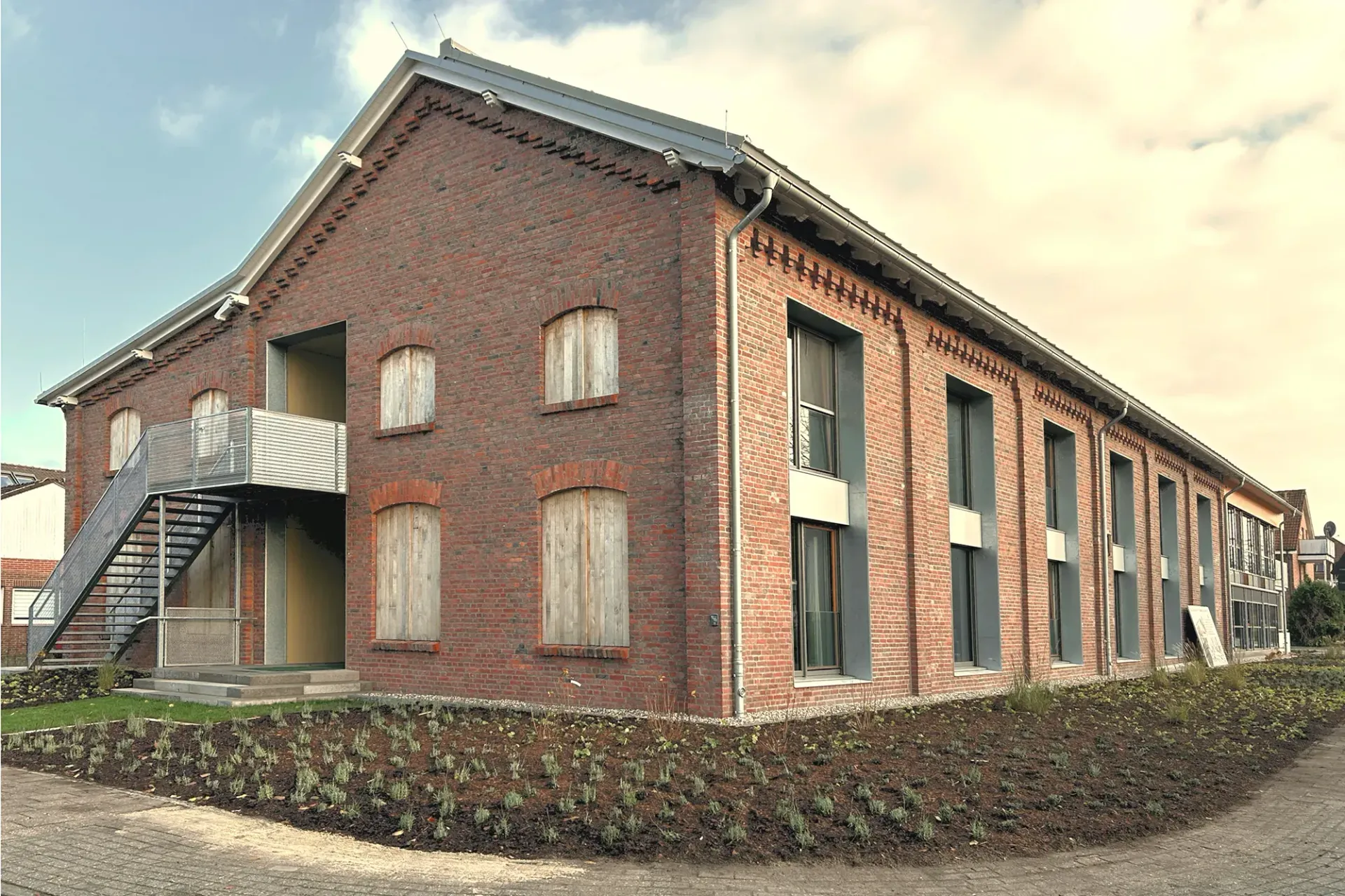 Ein großes Backsteingebäude mit Treppen, die hinaufführen