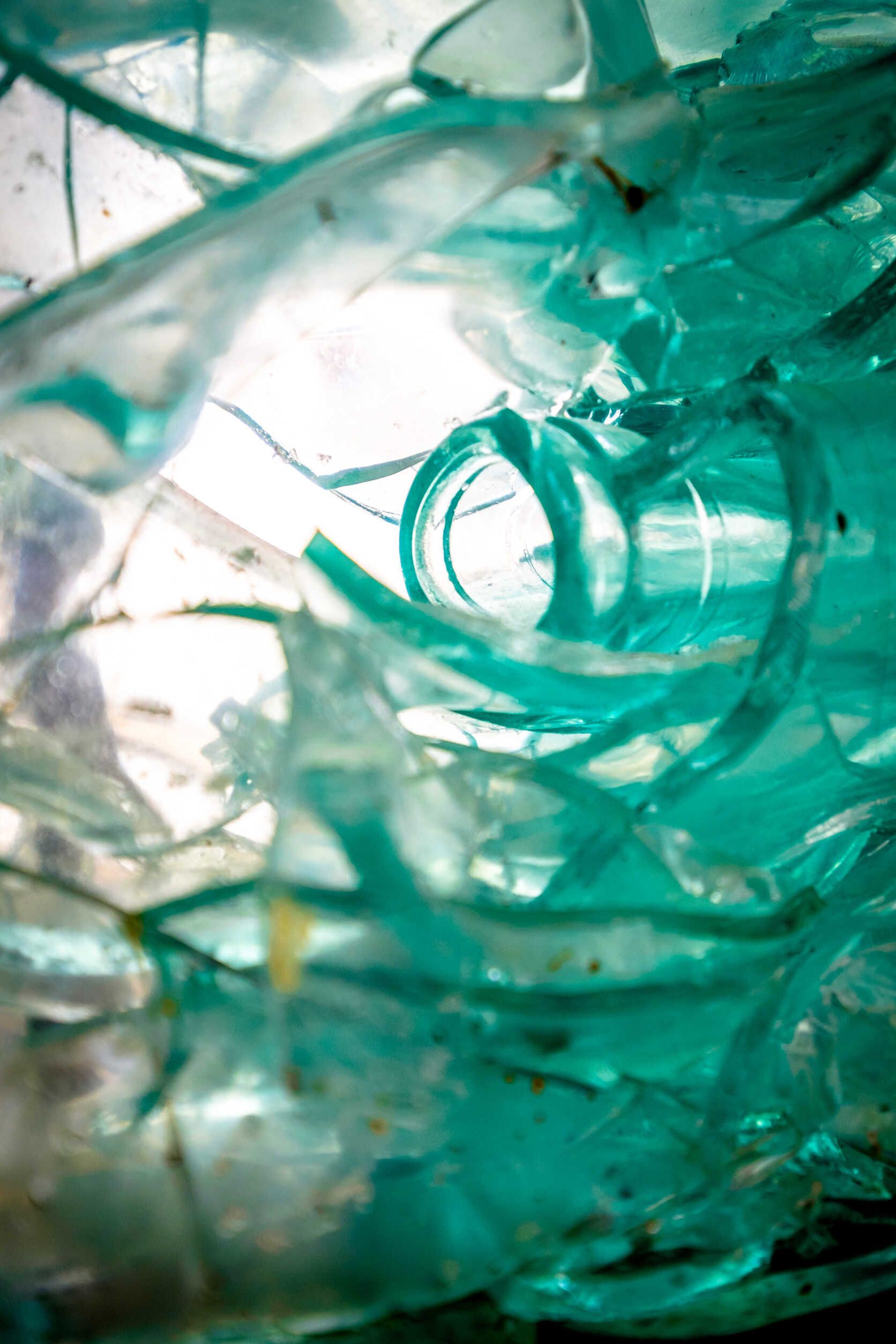 Un primer plano de una pila de vidrios rotos.