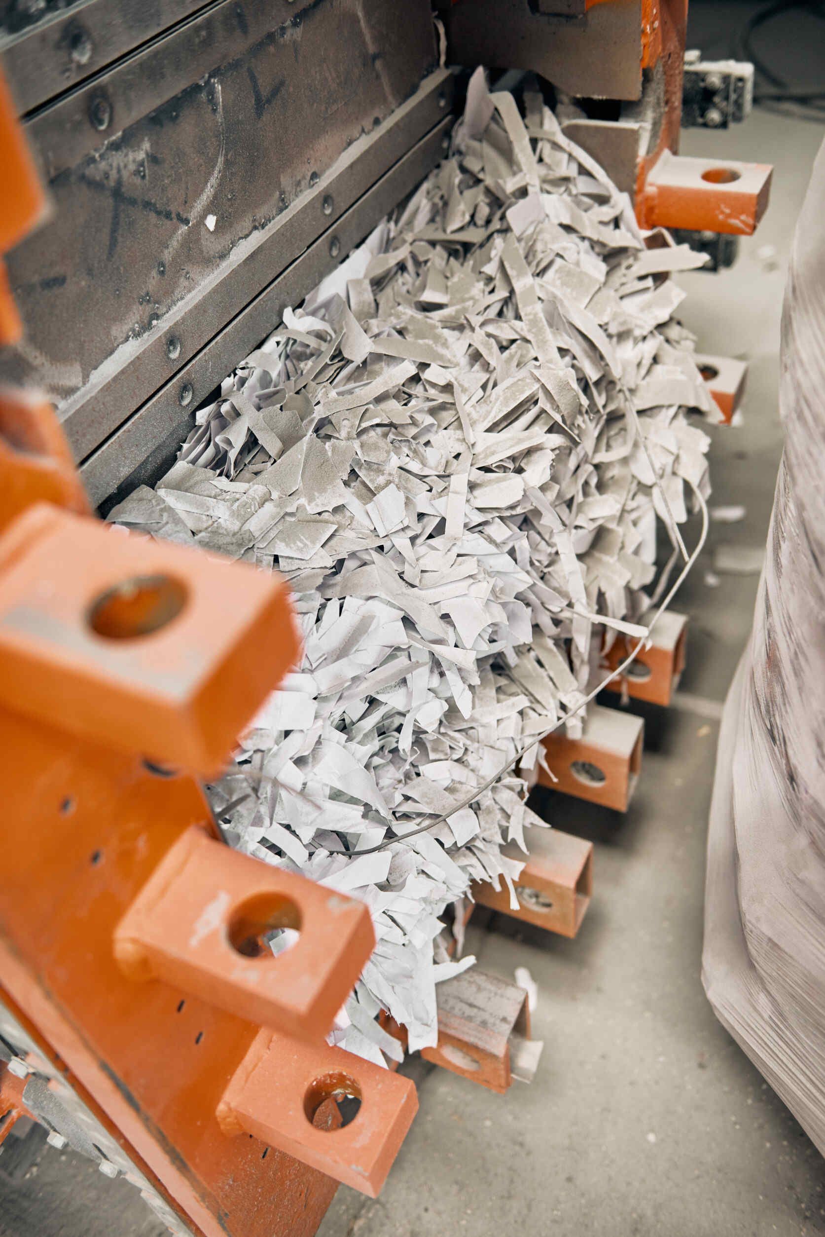 Una pila de papel triturado se encuentra encima de una máquina.