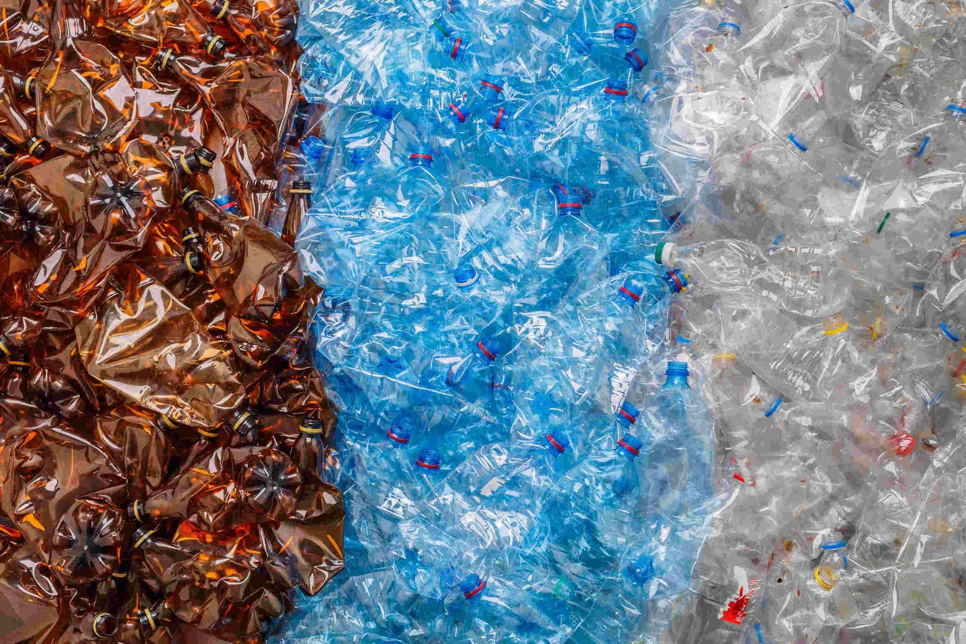 Una pila de botellas de plástico y una pila de botellas de plástico marrones.