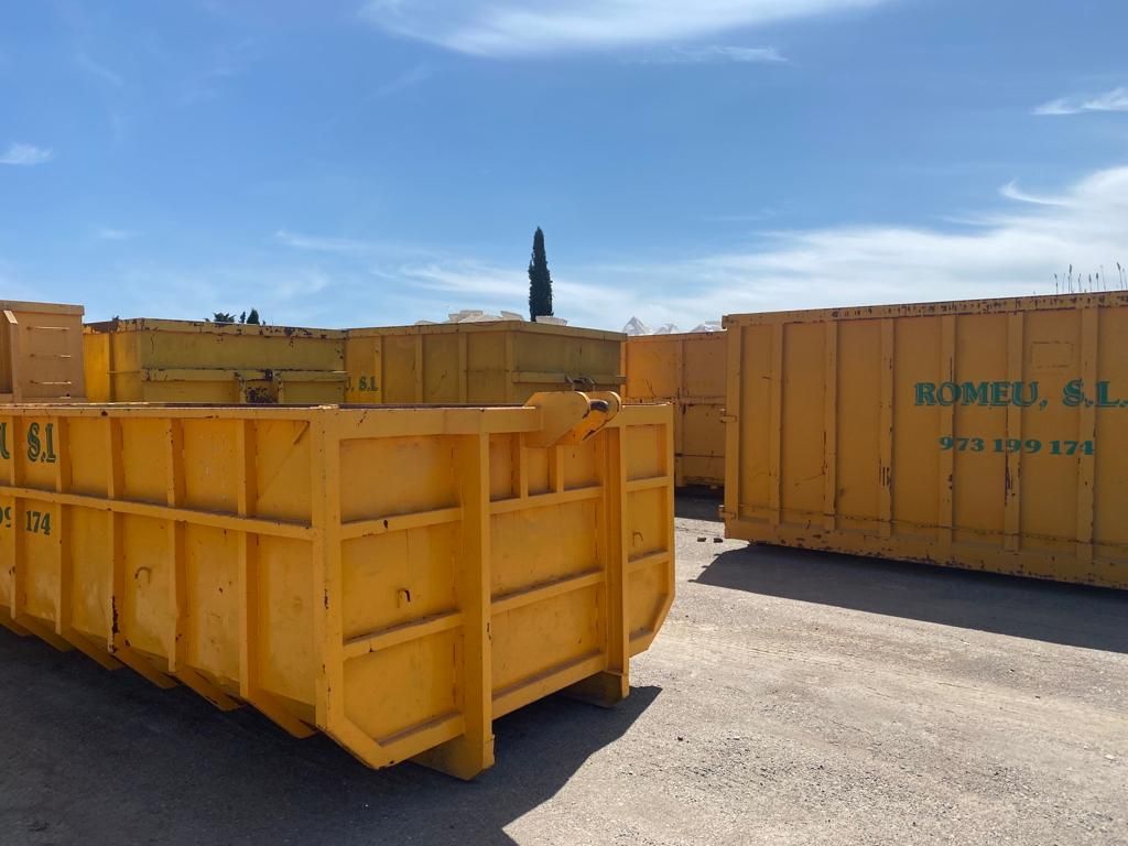 Un contenedor de basura amarillo con el número 31.