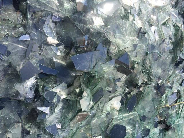 Un primer plano de una pila de vidrios rotos.