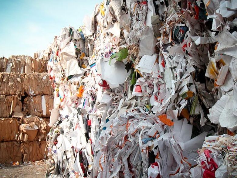 Una pila de papel triturado se encuentra encima de una pila de cartón.