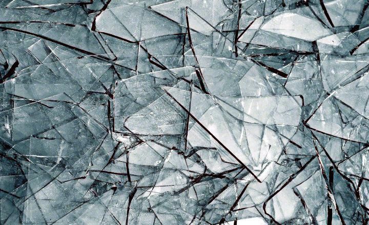 Un primer plano de una pila de vidrios rotos.