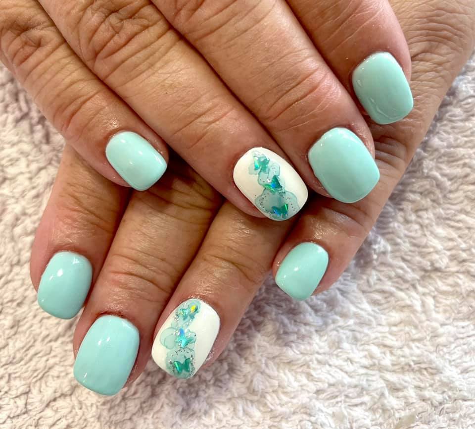 décoration onglerie bleu clair fleurs