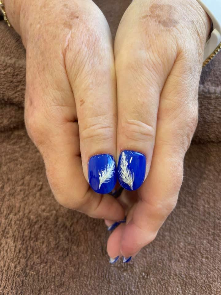 décoration onglerie bleu semi permanent pouce