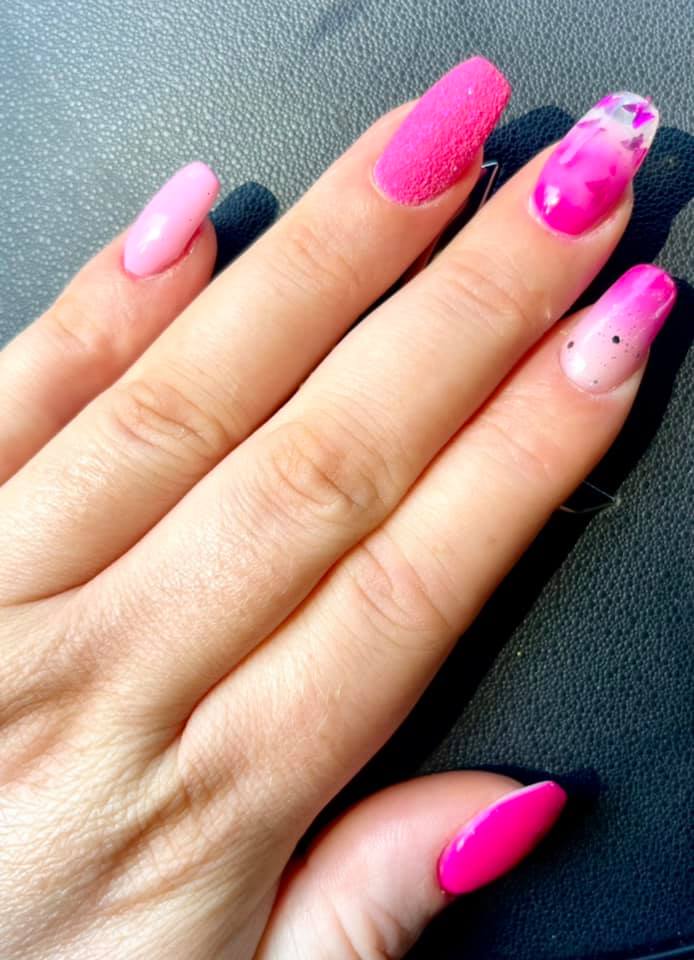 décoration ongle rose brillant texture