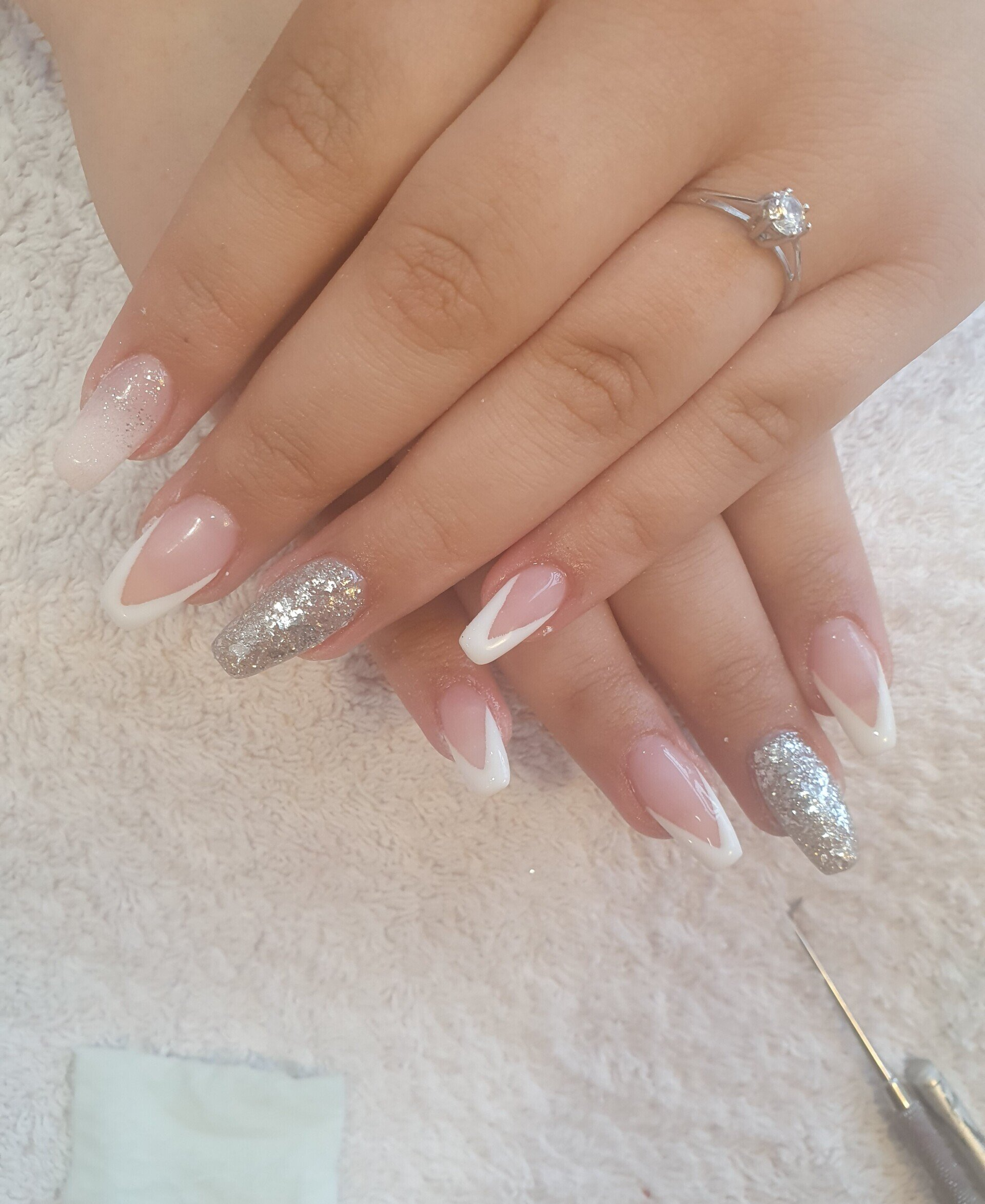 ongle blanc et strass