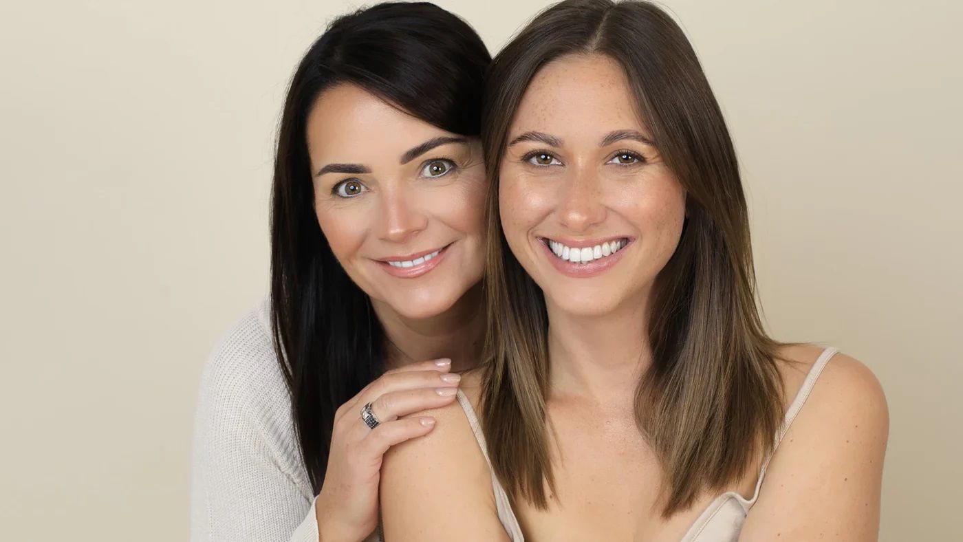 Yumi skincare illustré par deux visages féminins