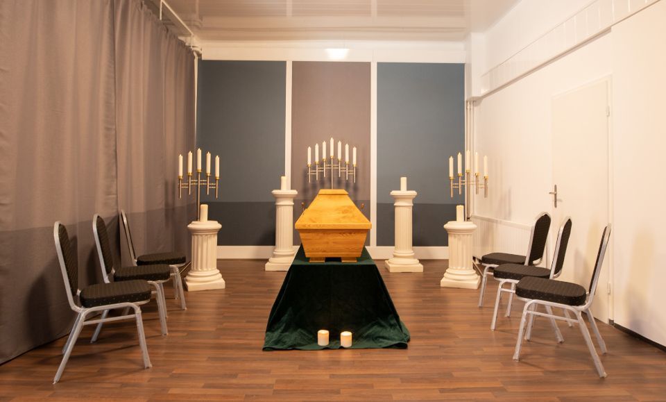 aufgebarter Sarg im Abschiedsraum von Himmelslicht Bestattungen in Hamburg