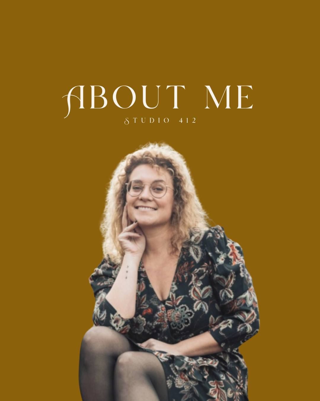 Femme aux cheveux blonds bouclés et portant des lunettes, souriante, vêtue d'une robe à fleurs.