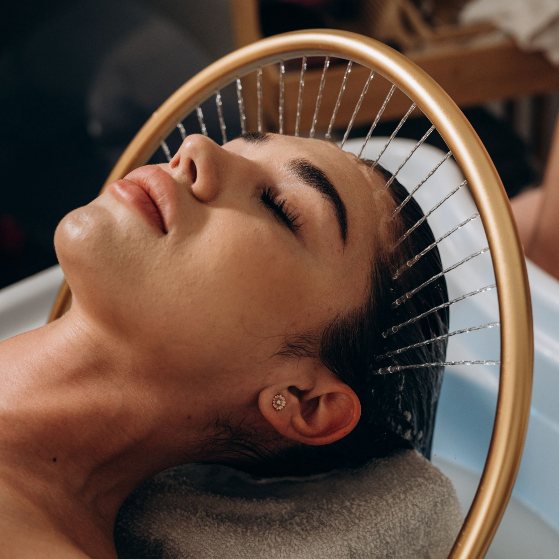 Une personne en sous-vêtements couleur chair et la main de la praticienne posée sur le côté. 