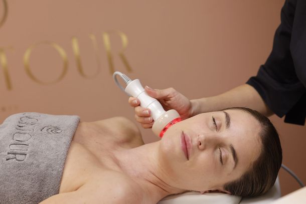 Une femme reçoit un soin du visage par radiofréquence.