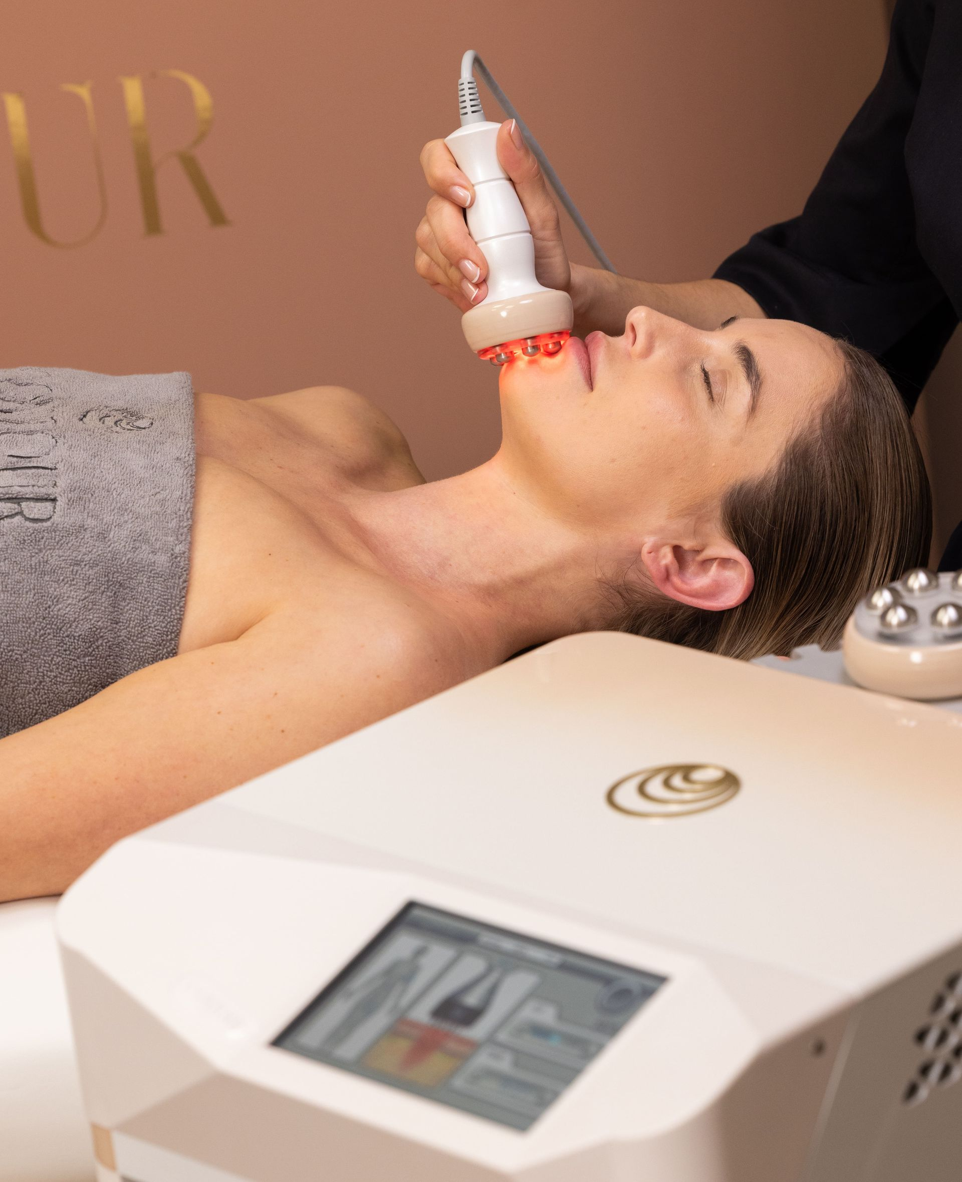 Dispositif médical de radiofréquence appliqué sur la peau.