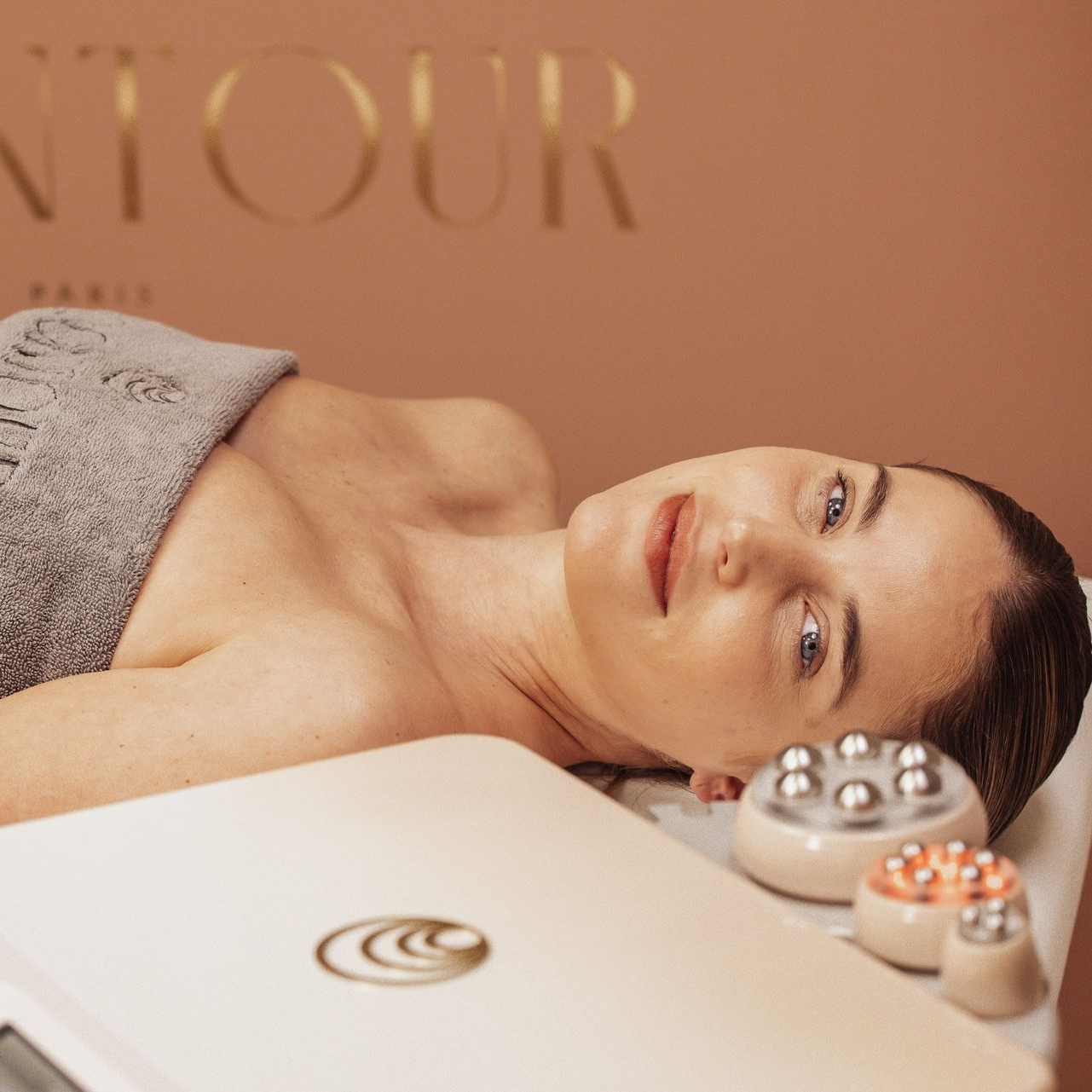 Femme se détendant pendant un soin du visage dans un salon de beauté.