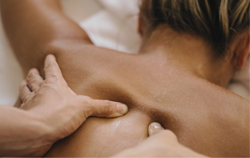 Mains massant le bas de la jambe.