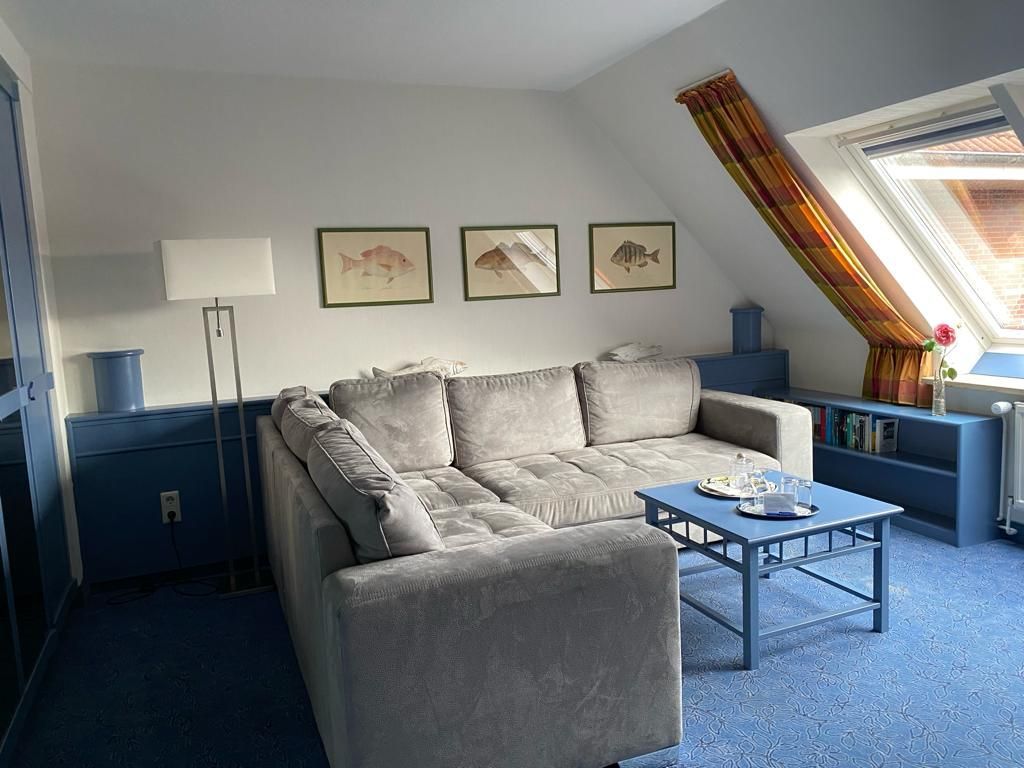 Ein Wohnzimmer mit einer Couch und einem blauen Tisch