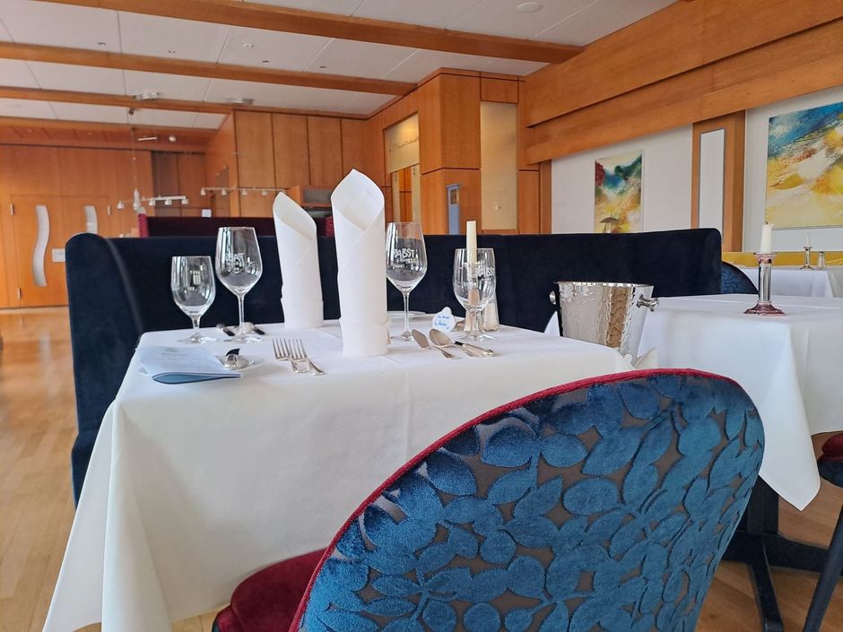 gedeckter Tisch im Hausgäste-Restaurant