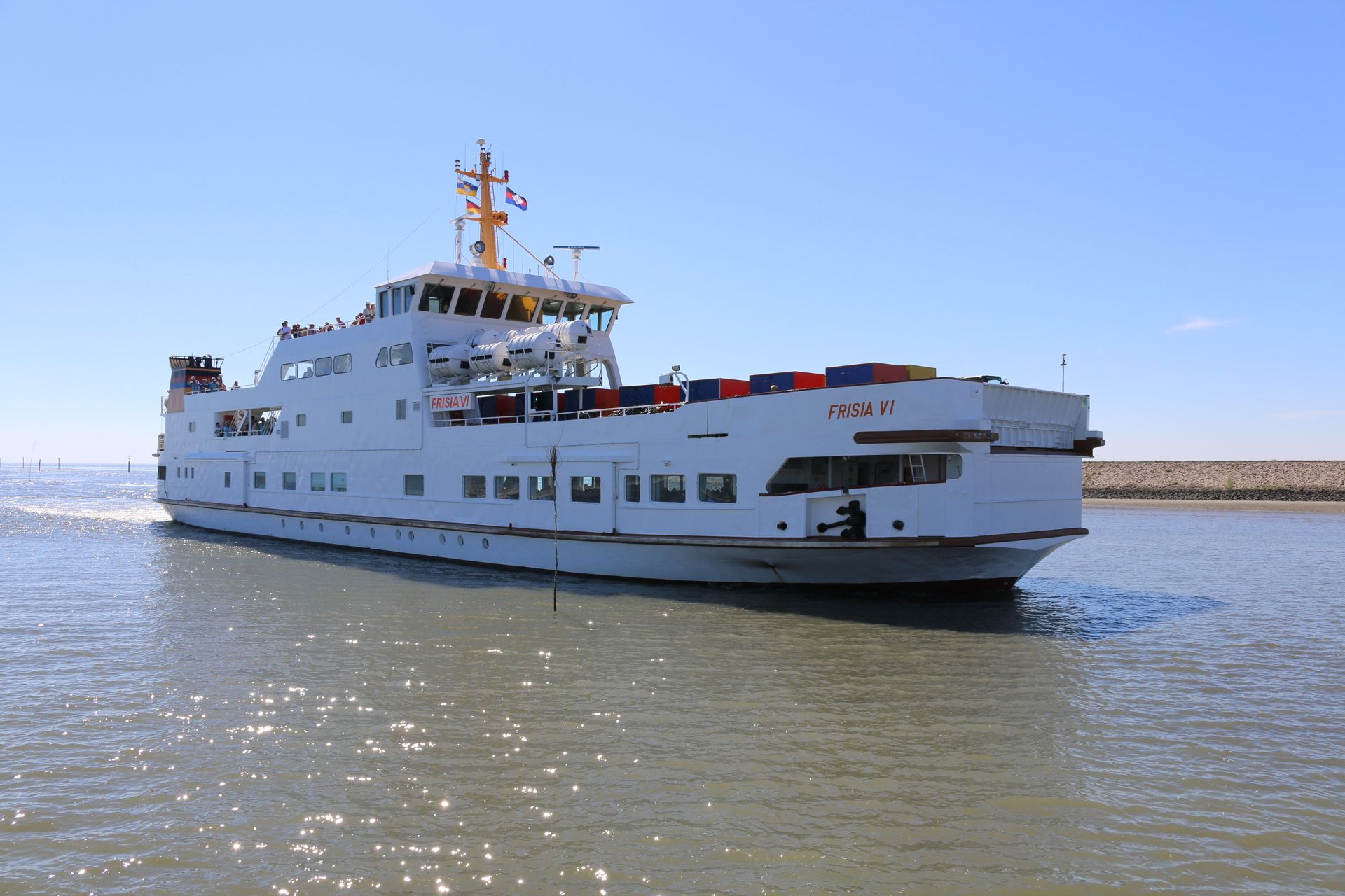 Frisia VI fährt in den Hafen ein